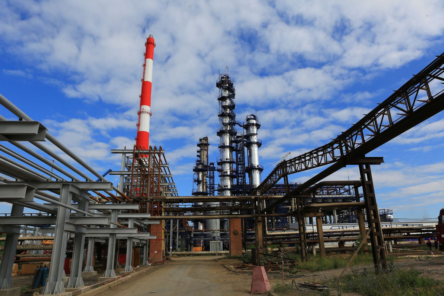 НПЗ мощностью 1,5 млн тонн в год строится в Оренбургской области